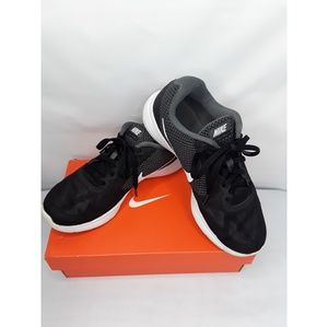 EUC Nike Revolution Woman's 7 Wide